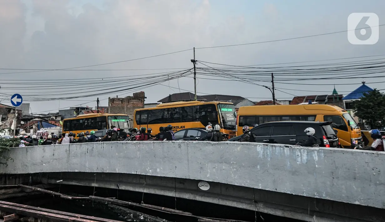 Iringan bus sekolah yang mengangkut pasien Covid-19 di Jakarta, Kamis (10/6/2021). Hingga hari ini tercatat pasien rawat inap terkonfirmasi positif Covid-19 di Tower 4, 5, 6, dan 7 (bangsal perawatan) sebanyak 3.626 dari jumlah sebelumnya 3.221 orang. (merdeka.com/Iqbal S. Nugroho)