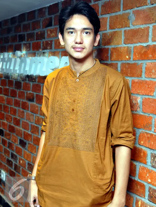 Aktor ganteng Adipati Dolken berpose di depan kamera saat ditemui di kawasan Lebak Bulus, Jakarta Selatan, Rabu (1/7/2015). (Liputan6.com/Panji Diksana)