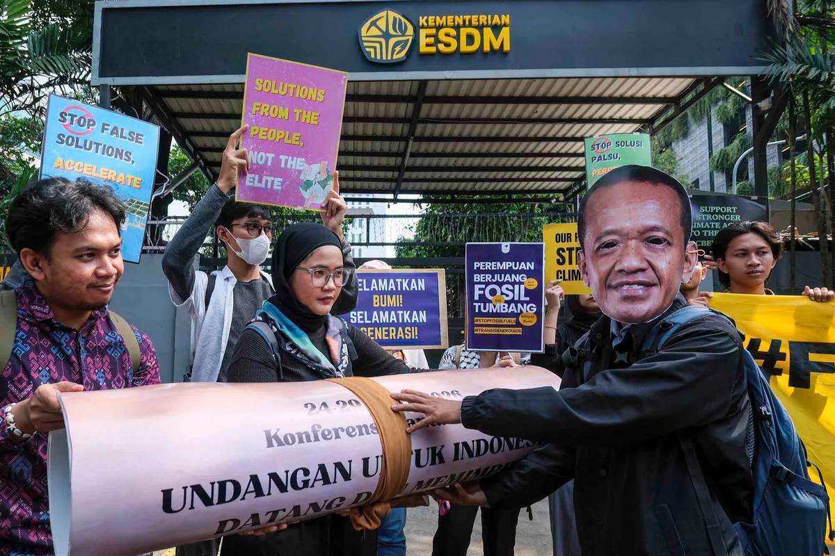 FOTO: Demo Hari Bumi Soroti Transisi Energi Nasional