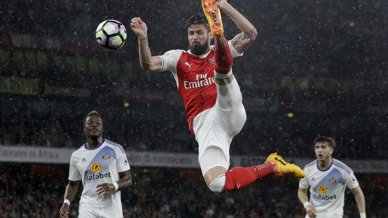 Striker Arsenal, Oliver Giroud, makin sulit masuk tim utama jika Alexandre Lacazette bergabung. 