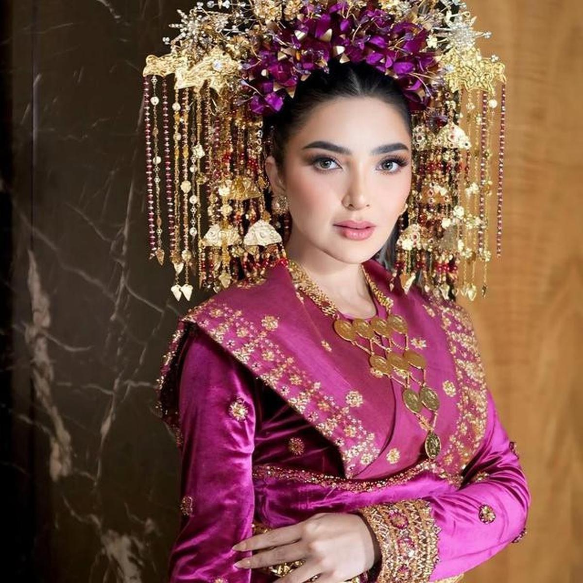 9 Potret Ashanty Pakai Baju Adat Palembang dengan Detail Mewah, Auranya Elegan