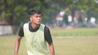 Adik dari Bejo Sugiantoro, Abdul Aziz, yang sedang menjalani seleksi di Persis Solo, Kamis (14/2/2019). (Bola.com/Vincentius Atmaja)
