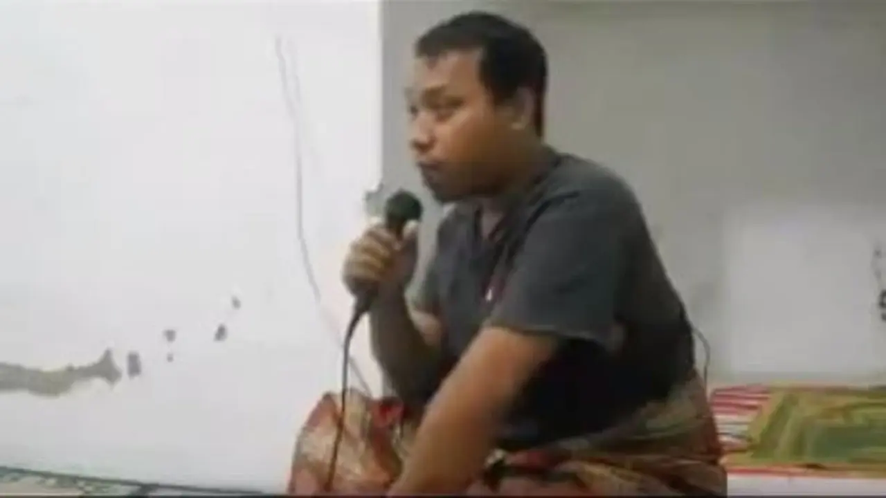 Kasihan tapi Kocak! Pria Ini Keselek Saat Bangunkan Warga Sahur