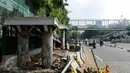 Warga melewati JPO sisi barat Polda Metro Jaya di Jalan Jenderal Sudirman, Jakarta, meski sudah ditutup dan dibongkar, Senin (23/11). Pembongkaran dilakukan karena pekerjaan konstruksi bawah tanah untuk perbaikan saluran air. (Liputan6.com/Yoppy Renato)