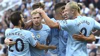 Kevin De Bruyne berperan penting sebagai motor permainan Manchester City saat bermain imbang 3-3 dengan Newcastle United. Ia tampak tenang saat menguasai bola dan dapat mendistribusikannya dengan baik. Awalnya, usahanya sempat kurang berhasil di babak pertama. Namun, setelah turun minum, De Bruyne mampu memainkan permainan dengan baik bahkan membuat asist cantik untuk gol penyeimbang Bernardo Silva pada menit ke-64. (AFP/Rui Vieira)