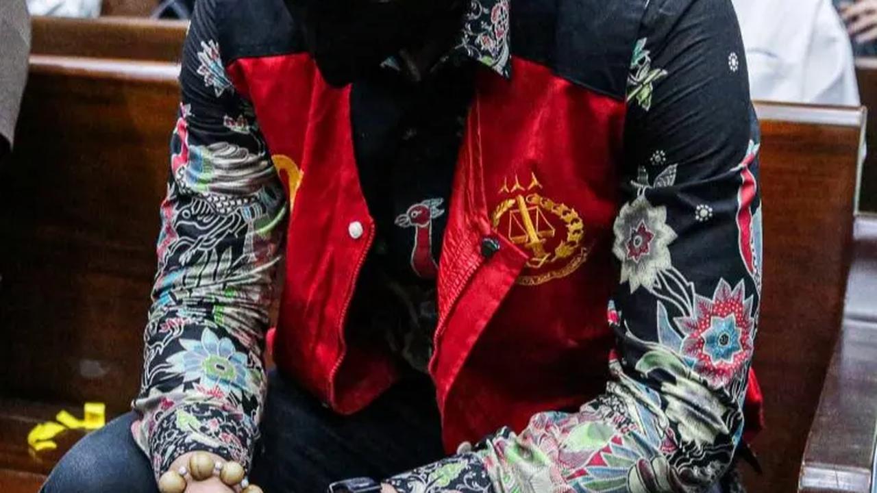 Reaksi Mario yang menunduk wajahnya saat dihadirkan sebagai saksi dalam sidang lanjutan Rafael Alun.
