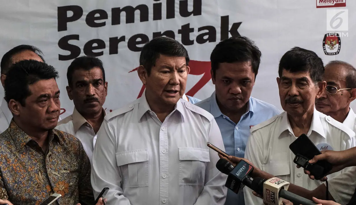 Wakil Ketua Dewan Pembina bersama partai politik yang tergabung dalam Koalisi Adil Makmur memberi keterangan usai melapor ke KPU RI soal penemuan DPT ganda ke KPU RI di Jalan Imam Bonjol, Menteng, Jakarta, Senin (11/3). (Liputan6.com/Faizal Fanani)
