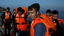 Puluhan imigran dan Pengungsi dari Suriah saat tiba di pulau Lesbos, Yunani, Senin (9/11). Sejak tahun 2015 lebih dari 590.000 imigran menyeberang ke Yunani akibat perang yang terjadi di Suriah. (REUTERS/Alkis Konstantinidis)