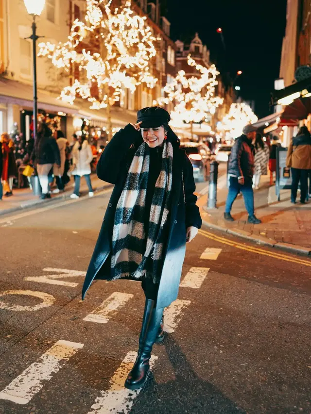 Potret Febby Rastanty Padu Padankan Long Coat Saat Berlibur ke Luar Negeri, Stylish dan Elegan