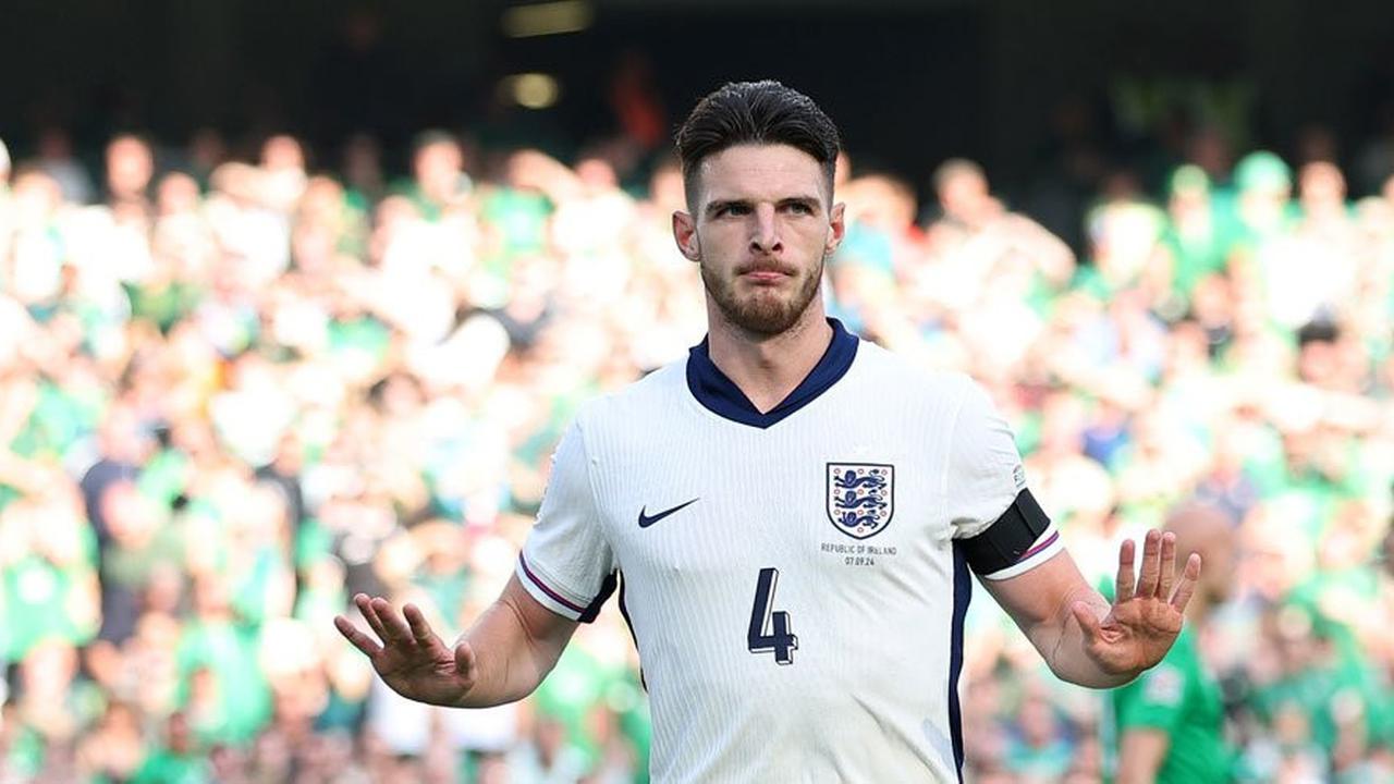 Declan Rice yang canggung! Enam tahun lalu, ia masih membela tim Irlandia, kini kembali ke stadion yang sama sebagai pemain Inggris.