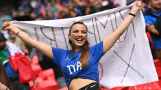 Fans wanita Italia bersorak sebelum dimulainya pertandingan semifinal EURO 2020 antara Italia dan Spanyol di Stadion Wembley di London (7/7/2021). Italia memenangkan pertandingan semifinal Euro 2020 dalam drama adu penalti dengan skor 4-2 setelah laga imbang 1-1.(AFP/Pool/Justin Tallis)