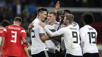 Para pemain Jerman merayakan gol ke gawang Rusia dalam laga uji coba di Red Bull Arena, Leipzig, Kamis (16/11/2018) malam waktu setempat.  (AP Photo/Michael Sohn)