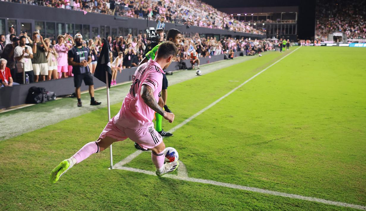 Pemain Inter Miami, Lionel Messi melakukan tendangan pojok pada laga lanjutan Major League Soccer 2023 melawan Atlanta United di DRV PNK Stadium, Florida, Rabu (26/07/2023) pagi WIB. (AFP/Getty Images/Hector Vivas)