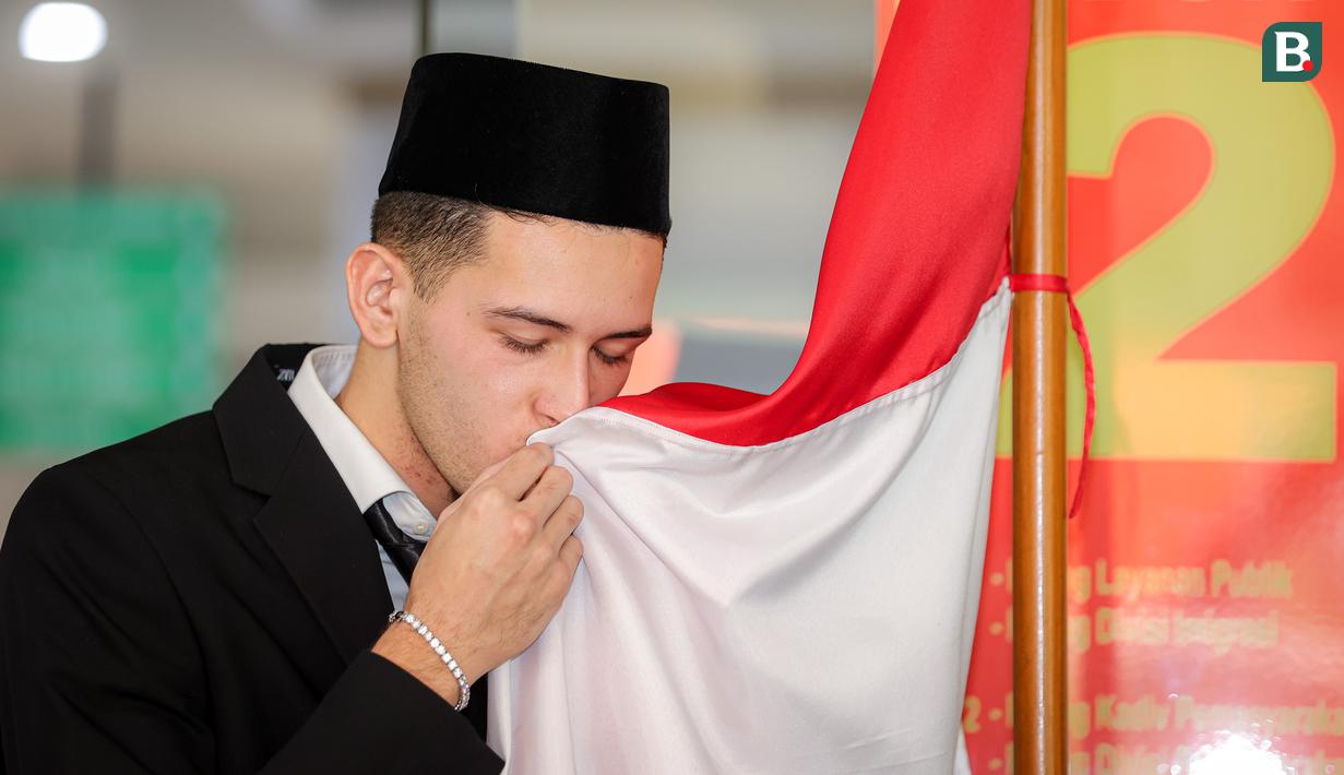 <p>Pemain naturalisasi Indonesia, Justin Hubner mencium bendera merah putih setelah pengambilan sumpah WNI yang berlangsung di Kantor Wilayah Kementerian Hukum dan HAM (Kanwil Kemenkumham), Jakarta Timur, Rabu (06/12/2023). (Bola.com/Bagaskara Lazuardi)</p>