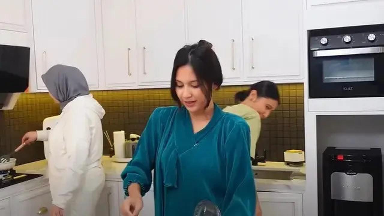 7 Potret Dapur Rumah Indah Permatasari dan Arie Kriting, Model dan Desainnya Minimalis Modern