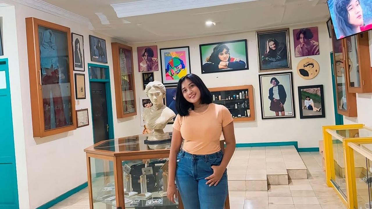 Potret Nita Gunawan Kunjungi Museum Nike Ardilla, Bikin Netizen Kaget Karena Disebut Mirip