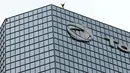 Alain Robert berhasil memanjat gedung di pusat bisnis La Defense, Paris, Prancis, Senin (21/3/2016). Pria yang dijuluki 'Spiderman' ini telah memanjat lebih dari 70 gedung tertinggi di dunia. (Jacques DEMARTHON/AFP)
