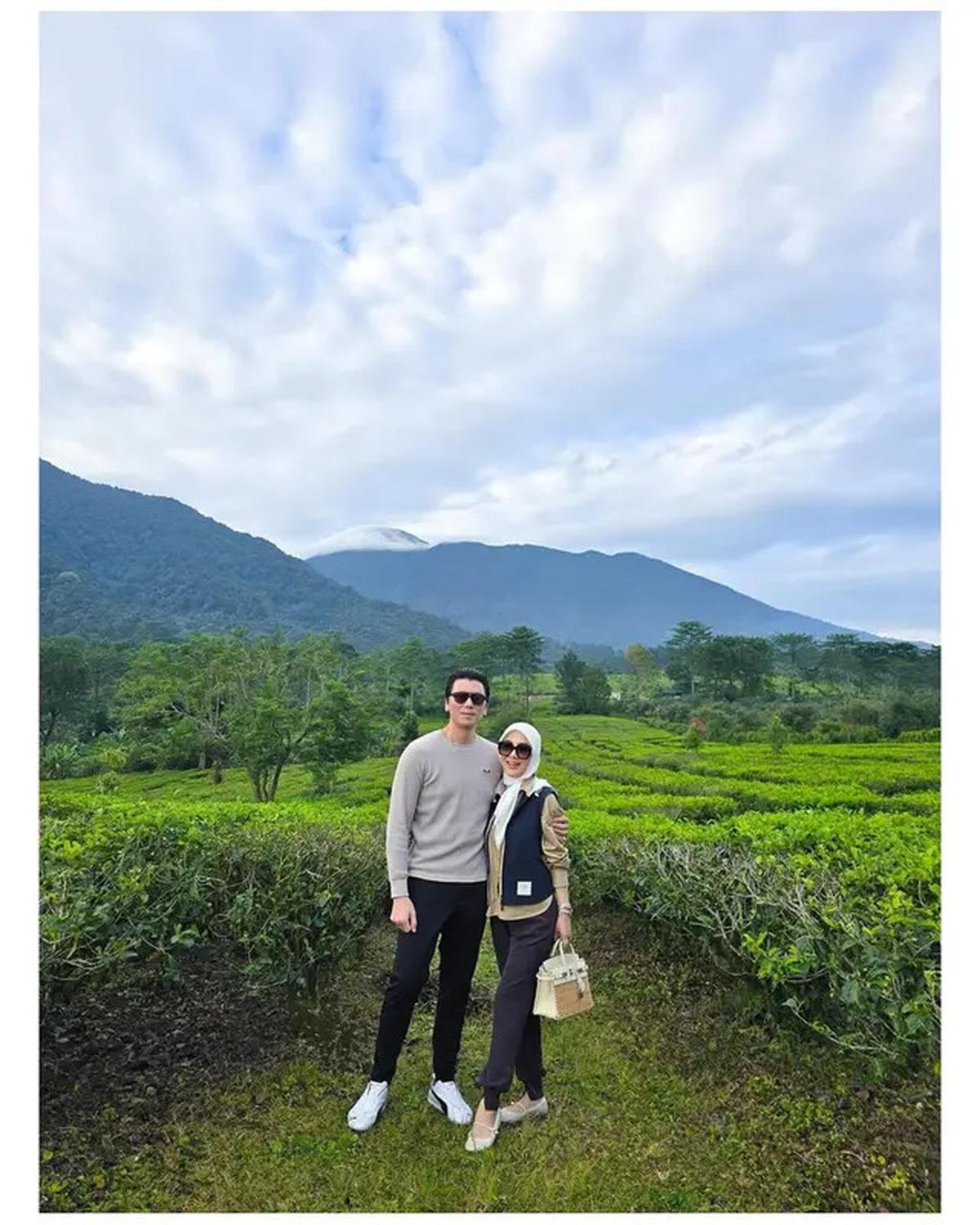 6 Potret Piknik Mewah Syahrini dan Reino Barack, Nikmati Sarapan di Kebun Teh