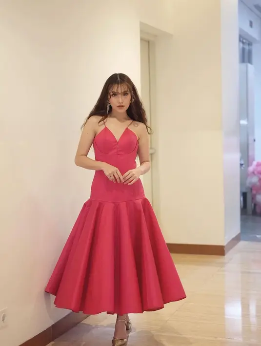 Ayu Ting Ting tampil cantik mengenakan sebuah mermaid dress dengan detail tali spageti. [Foto: Instagram/ayutingting92]