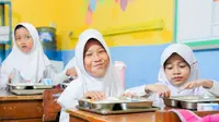 Siswa SDN Kedung Badak 1 tampak bahagia menikmati Program Makan Bergizi Gratis. (c) Kantor Staf Kepresidenan