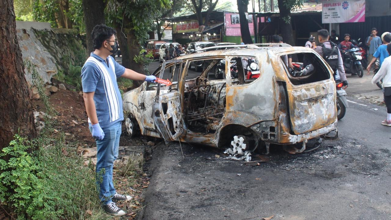 Mobil Polisi Dibakar Massa Saat Tangkap Ketua Ormas di Cimanggis Depok