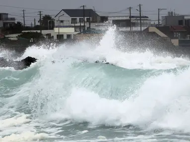 Gelombang tinggi menerjang pantai saat badai tropis bernama Khanun mendekat ke Semenanjung Korea, di Pulau Jeju, Korea Selatan, Rabu (9/8/2023). (Park Ji-ho/Yonhap via AP)