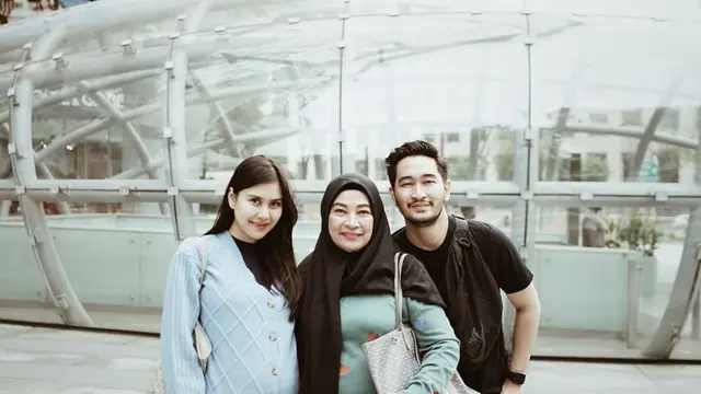 Potret kebersamaan Jeje, Syahnaz dan Mendiang Farida, sumber Instagram: @syahnazs