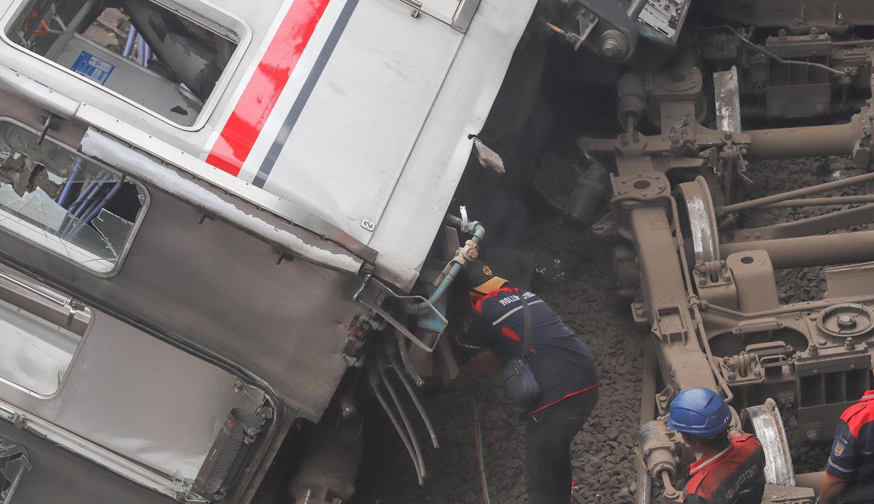 Petugas melakukan pengecekan saat proses evakuasi gerbong Kereta Rel Listrik (KRL) Commuter Line pasca-tabrakan Kereta Api Jarak Jauh (KAJJ) Argo Bromo Anggrek relasi Gambir-Surabaya Pasar Turi di Stasiun Bekasi Timur, Bekasi, Jawa Barat, Selasa (28/4/2026). (merdeka.com/Arie Basuki)