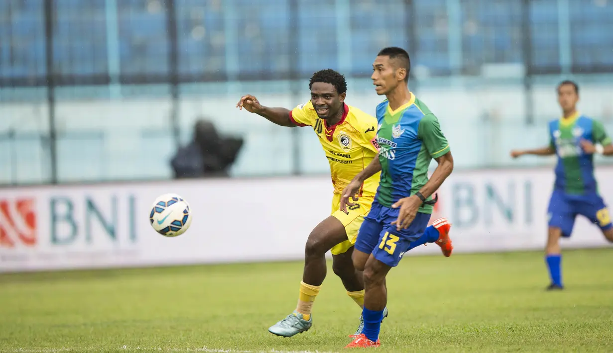 Striker Sriwijaya FC, Osas Saha, berusaha melewati pemain Gresik United, Sumardi, pada laga Piala Jenderal Sudirman di Stadion Kanjuruhan, Malang, Kamis (19/11/2015). (Bola.com/Vitalis Yogi Trisna)