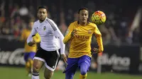 Neymar mencoba meloloskan diri dari pemain Valencia (Reuters)