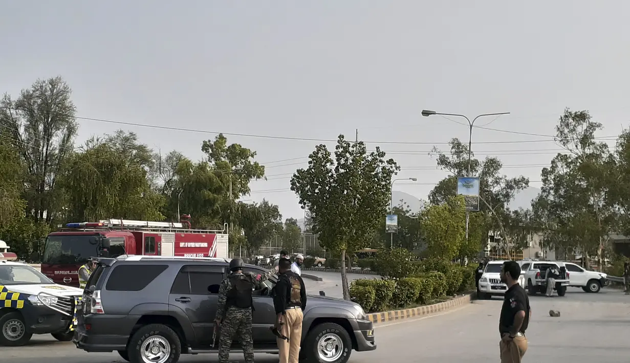 Serangan itu terjadi di Peshawar, ibu kota provinsi Khyber Pakhtunkhwa yang berbatasan dengan Afghanistan dan bekas kubu kelompok militan Taliban Pakistan, juga dikenal sebagai Tehreek-e-Taliban Pakistan. (AP Photo/Mohammad Sajjad)