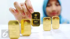 Pegawai menunjukan emas batangan di Jakarta, Senin (10/10). Di awal pekan ini, harga emas PT Aneka Tambang Tbk (ANTAM) tetap bertahan di Rp 599 ribu per gram. (Liputan6.com/Angga Yuniar)
