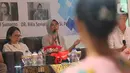 Psikiatri RSUD Pasar Minggu dr. Yaniar Mulyantini, Komunitas Art Giving Fifi dan Film Maker Yatna  menjadi pembicara dalam talkshow di Jakarta, Sabtu (12/10/2019). Acara bertema 'Menghapus Stigma, Berikan Dukungan' itu digelar dalam rangka Hari Kesehatan Jiwa Sedunia. (Liputan6.com/Angga Yuniar)