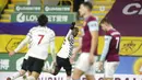 Gelandang Manchester United, Paul Pogba, melakukan selebrasi usai mencetak gol ke gawang Burnley pada laga Liga Inggris di Stadion Turf Moor, Rabu (13/1/2021). Setan Merah menang dengan skor 1-0. (AP Photo/Jon Super, Pool)