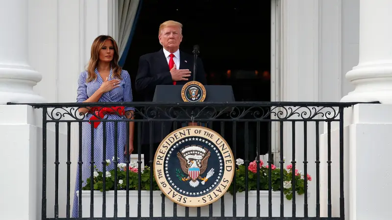 Donald Trump Gandeng Melania Trump