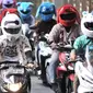 Sejumlah anggota dari komunitas Elmo And Friends berkonvoi menggunakan sepeda motor di kawasan Menteng, Jakarta, Minggu (11/11). Dengan mengenakan batik, mereka melakukan konvoi dalam rangka merayakan Hari Pahlawan. (Merdeka.com/ Iqbal S. Nugroho)