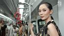 Model berpose saat memeragakan busana pada acara Jakarta Fashion & Food Festival (JFFF) 2019 di gerbong Light Rail Transit (LRT) Jakarta rute Stasiun Velodrome-Stasiun Boulevard Utara, Jakarta, Selasa (13/8/2019). (merdeka.com/Iqbal Nugroho)