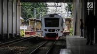 Rangkaian kereta Bandara Soekarno-Hatta yang mulai beroperasi memasuki peron stasiun Sudirman Baru, Jakarta, Selasa (26/12). Pada 2 Januari, kereta bandara Soekarno Hatta akan diberlakukan tarif normal yaitu Rp 70.000. (Liputan6.com/Faizal Fanani)