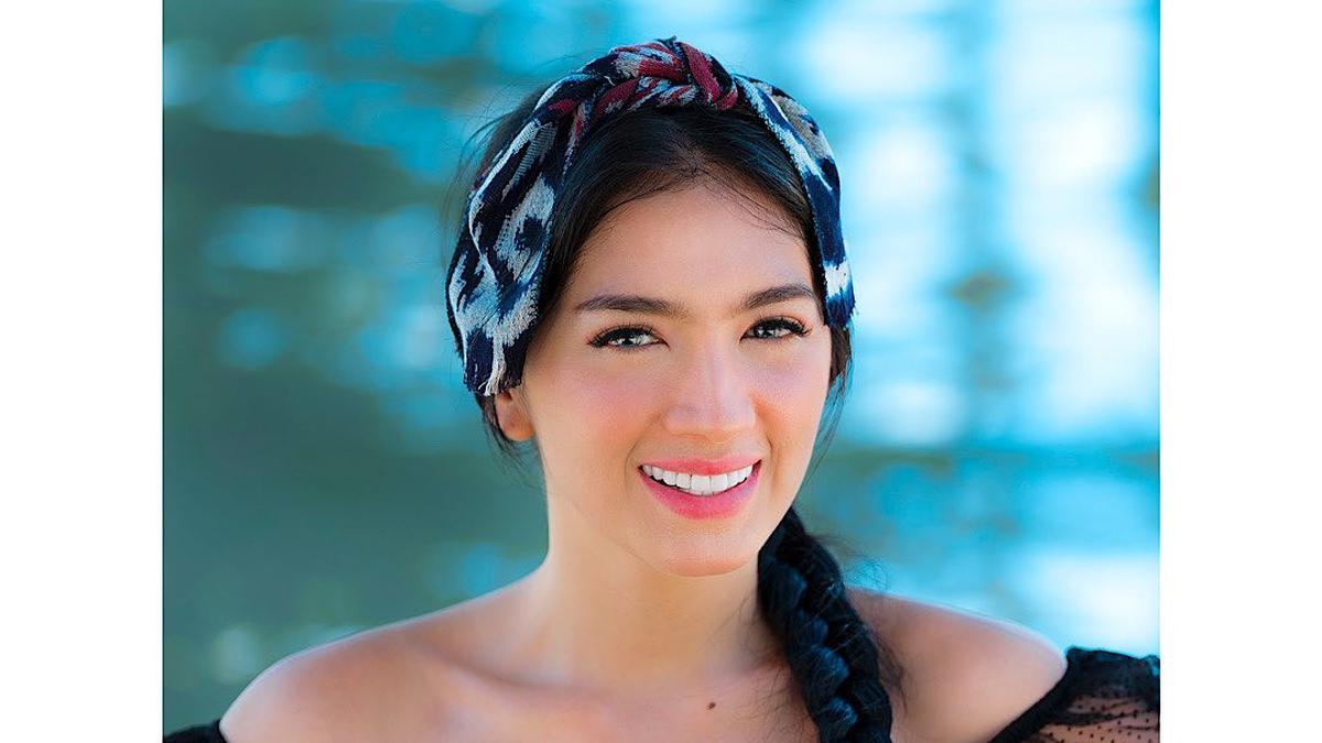 Gaya Sensual Angel Karamoy Kala di Labuan Bajo - Entertainment Fimela.com