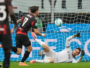 Pemain AC Milan, Christian Pulisic, mencetak gol ke gawang Napoli dalam lanjutan Liga Italia 2025/2026 di Stadion San Siro, Senin, (29/9/2025). (AP Photo/Luca Bruno)