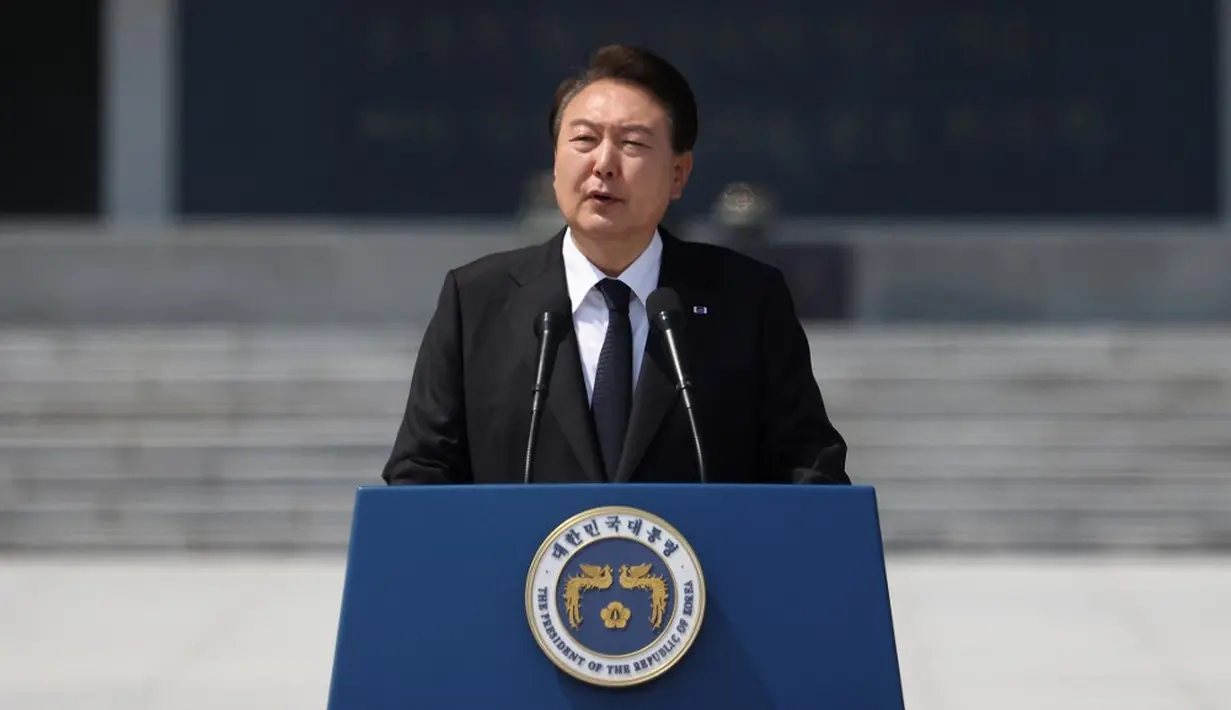 <p>Maju cepat hingga akhir Perang Dunia II dan penyerahan kekaisaran Jepang, Amerika Serikat dan Uni Soviet membagi Korea menjadi dua zona operasi. Korea Selatan ditempatkan di bawah administrasi Amerika Serikat dan Perserikatan Bangsa-Bangsa (PBB), sedangkan Korea Utara berada di bawah kendali Uni Soviet. (KIM HONG-JI/POOL/AFP)</p>