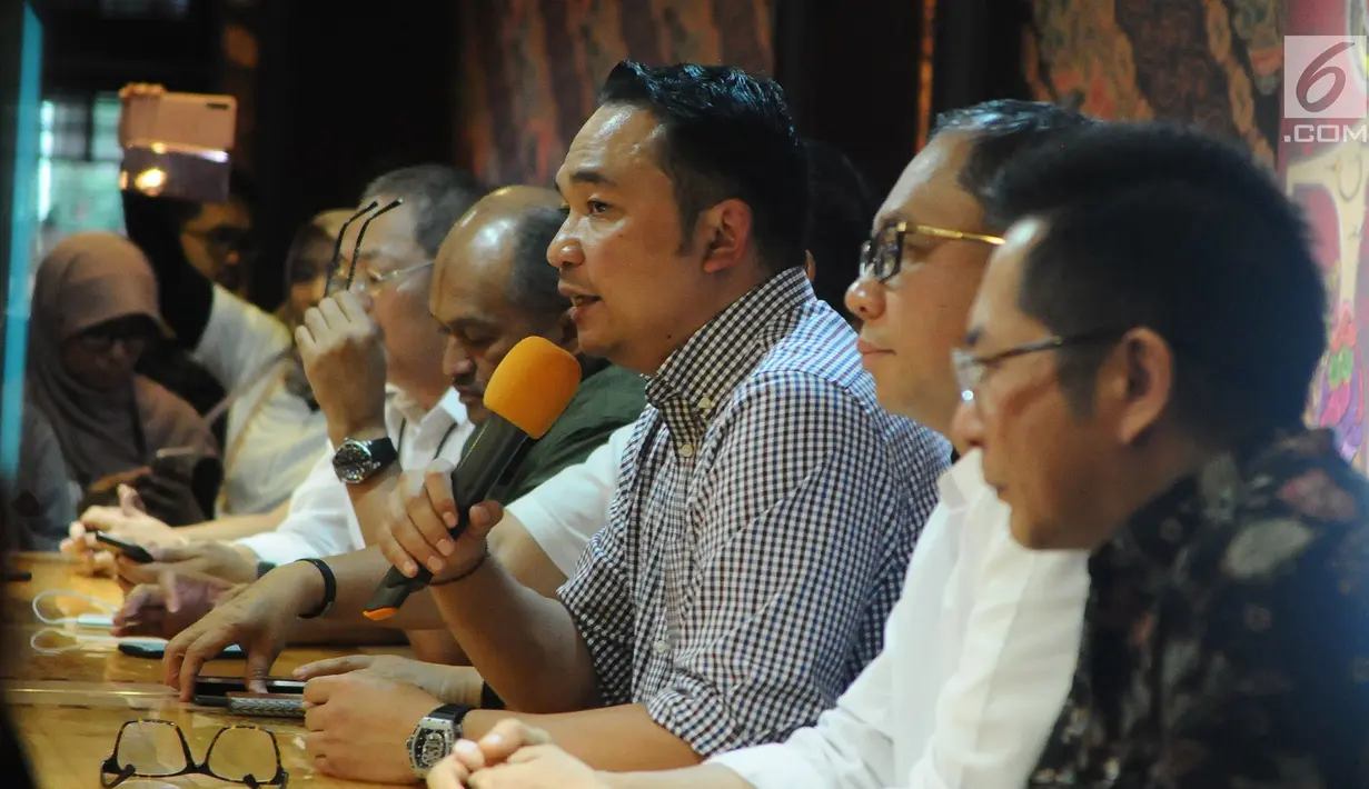 Ketum INACA Ari Askhara (tengah) memberi keterangan terkait penerapan tarif batas atas dan bawah pada maskapai penerbangan di Jakarta, Minggu (13/1). Ari meminta semua maskapai untuk terus melakukan efisiensi. (Liputan6.com/Herman Zakharia)
