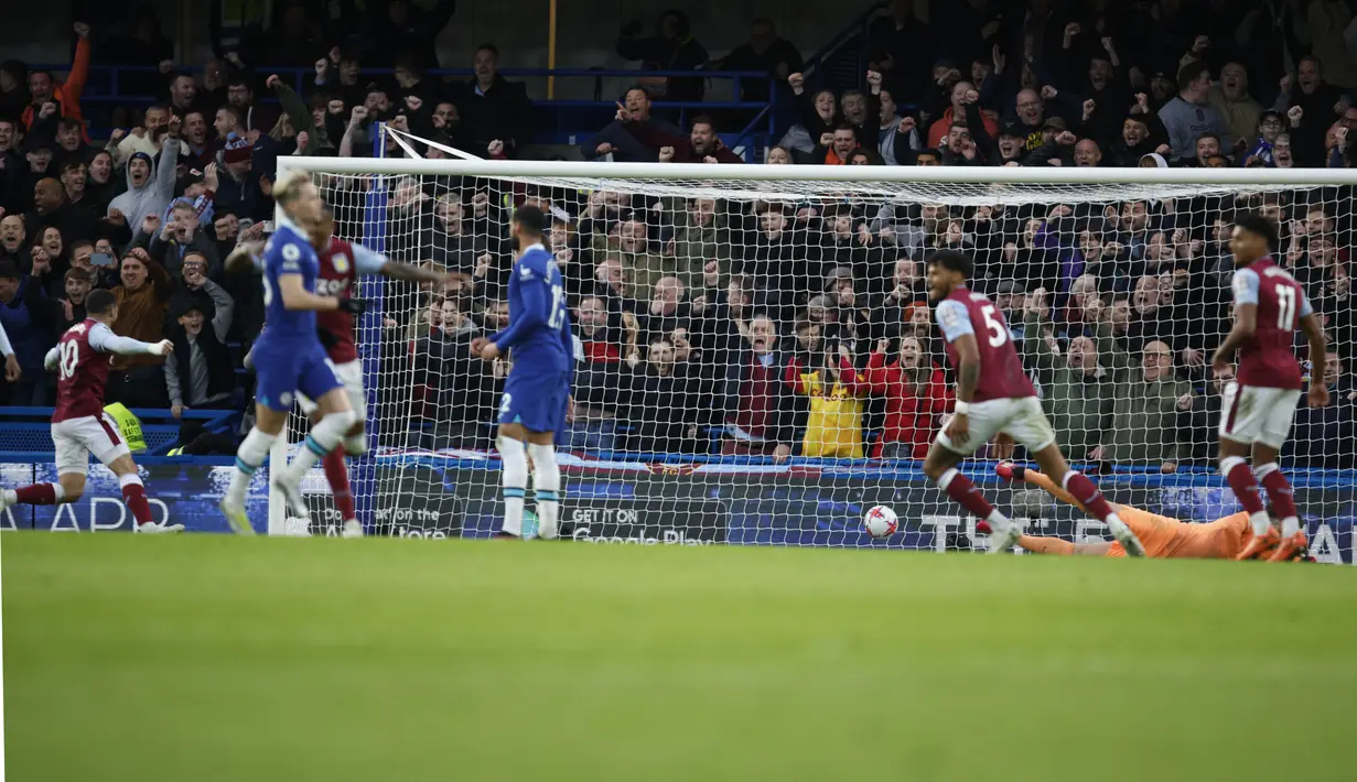 Kekalahan Chelsea akibat gol striker produktif Ollie Watkins dan kapten John McGinn. (AP Photo/David Cliff)
