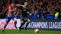 Striker Juventus, Cristiano Ronaldo berusaha melewati bek Atletico Madrid, Jose Maria Gimenez selama pertandingan 16 besar Liga Champions di stadion Wanda Metropolitano, Madrid (20/2). Atletico menang 2-0 atas Juventus. (AP Photo/Manu Fernandez)