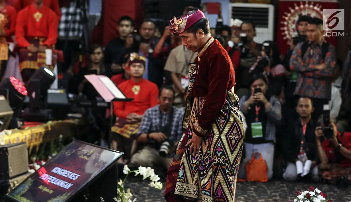 Presiden Joko Widodo mengenakan baju adat Bali bersiap memberikan sambutan saat menghadiri Kongres V PDIP di Grand Inna Beach, Sanur, Bali, Kamis (8/8/2019). Turut hadir dalam kongres ini Ketua Umum Partai Gerindra Prabowo Subianto. (Liputan6.com/Johan Tallo)