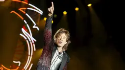 Aksi Vokalis The Rolling Stones, Mick Jagger membawakan lagu saat konser bertajuk "Amerika Latin Ole Tour" di Santiago, Chili (3/2). Fans diberikan kesempatan memilih satu lagu pada konser melalui polling online. (REUTERS/Rodrigo Garrido)