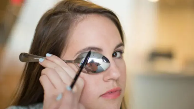 Makeup Super Flawless dengan Bantuan Sendok