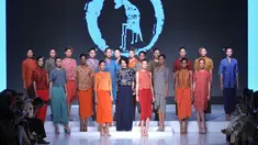 Oscar Lawalata (tengah) bersama model yang mengenakan gaun rancangannya di Jakarta Fashion and Food Festival 2015, Jakarta, Senin (25/5/2015). Koleksi terbaru dari Oscar terdiri dari 40 karya dengan tema "MY NAME IS ASIA".  (Liputan6.com/Herman Zakharia)