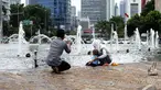Sejumlah keluarga berfoto bersama di Bundaran Hotel Indonesia (HI), Jakarta, Kamis (1/1/2015). (Liputan6.com/Faizal Fanani)