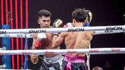 Nelson melawan Dewa Aji dalam duel panas Byon Madness Vol.3 yang digelar di Studio 6 Emtek, Jakarta, Sabtu (28/2/2026). (Bola.com/Nur Iman Ali)